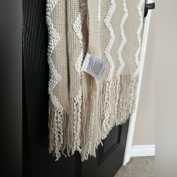 Large Knit Blanket - Picture 5 of 8